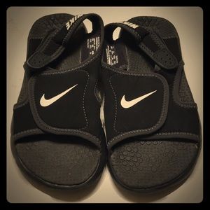Boys Nike Sandals. Color Black